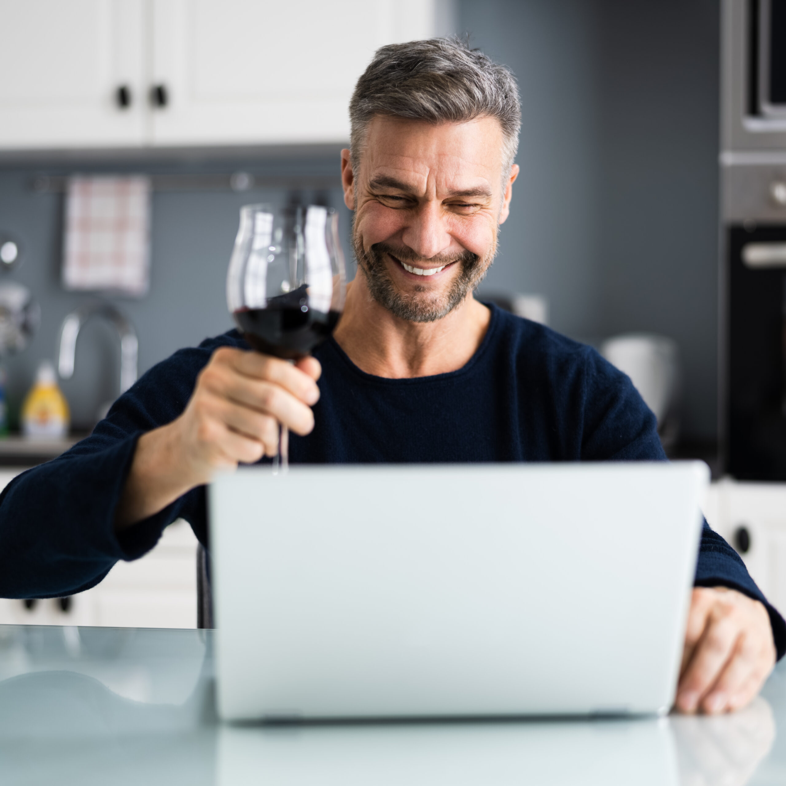 virtual,wine,tasting,dinner,event,using,laptop