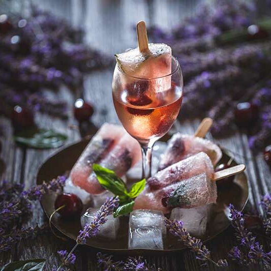 cocktail de vin rosé et glace lavande